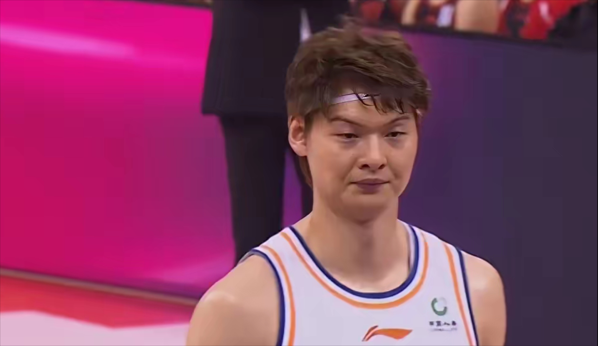 岭南暴熊队对阵关东雪豹队，冲浪超级杯险胜，内线统治篮板——回归即成焦点(辽宁本钢vs广东华南虎5月6日录象最新)-九游娱乐